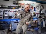 Jos van den Berg met schuurmachine